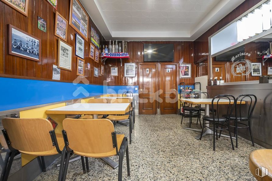 Retail for sale at Paseo Quince de Mayo, 3, Carabanchel, Madrid, 28019 with chair, kitchen & dining room table, door, table, picture frame, property, furniture, interior design, real estate and wood around