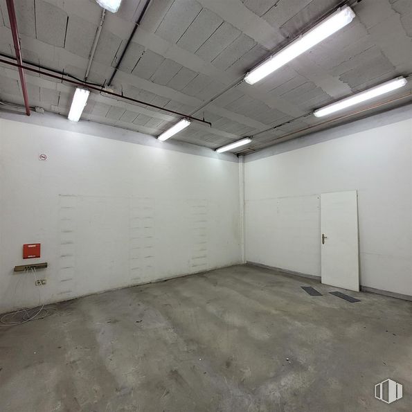 Industrial for sale at Calle María Tubau, Fuencarral - El Pardo, Madrid, 28050 with light fixture, door, lighting, flooring, floor, ceiling, composite material, concrete, fluorescent lamp and silver around