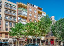 Retail for sale at Zona Bravo Murillo, Tetuán, Madrid, 28020 with land vehicle, sky, building, wheel, window, tire, vehicle, car, tree and urban design around