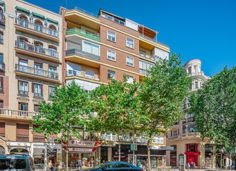 Local en venta en Zona Bravo Murillo, Tetuán, Madrid, 28020 con vehículo terrestre, cielo, edificio, rueda, ventana, neumático, vehículo, coche, árbol y diseño urbano alrededor