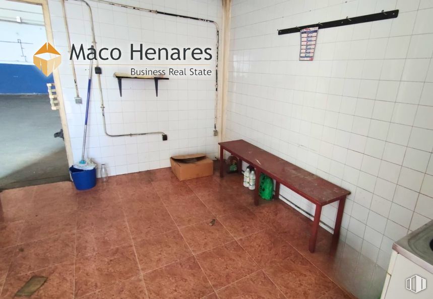 Industrial for rent at Calle Lisboa, 9, Torres de la Alameda, Madrid, 28813 with bench, flooring, floor, room, ceiling, wood stain, tile, hardwood, plywood and tile flooring around