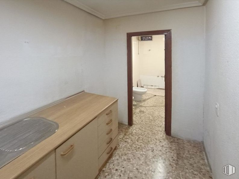 Oficina en venta en Plaza Hispanidad, Cuenca, 16001 con ebanistería, fregadero, accesorio, madera, cajón, edificio, suelos, suelo, tinte para madera y madera dura alrededor