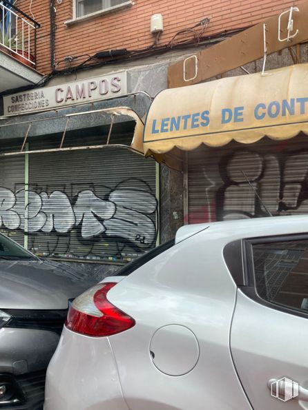 Retail for sale at Calle Avila, Móstoles, Madrid, 28937 with car, window, vehicle, motor vehicle, automotive tail & brake light, automotive lighting, hood, vehicle registration plate, automotive design and automotive exterior around