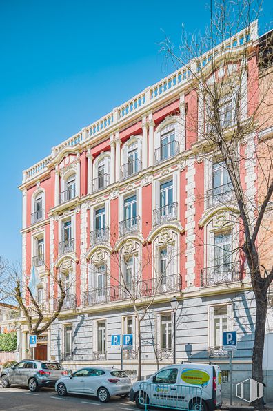 Oficina en alquiler en Calle Fernando El Santo, 15, Chamberí, Madrid, 28010 con coche, ventana, edificio, neumático, rueda, cielo, vehículo terrestre, vehículo, diseño urbano y condominio alrededor