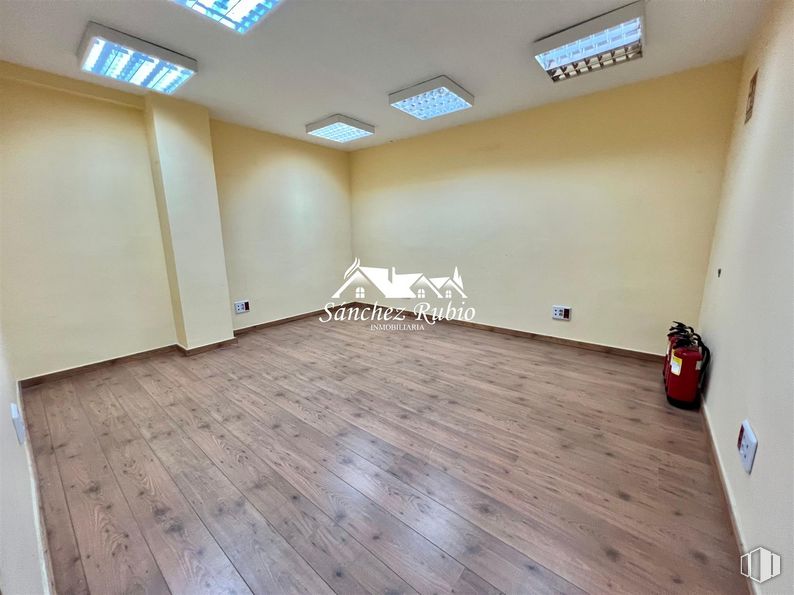 Local en alquiler en Calle Nogal, Torrelodones, Madrid, 28250 con ventana, equipaje y bolsos, propiedad, edificio, accesorio, madera, interiorismo, suelos, suelo y tinte para madera alrededor