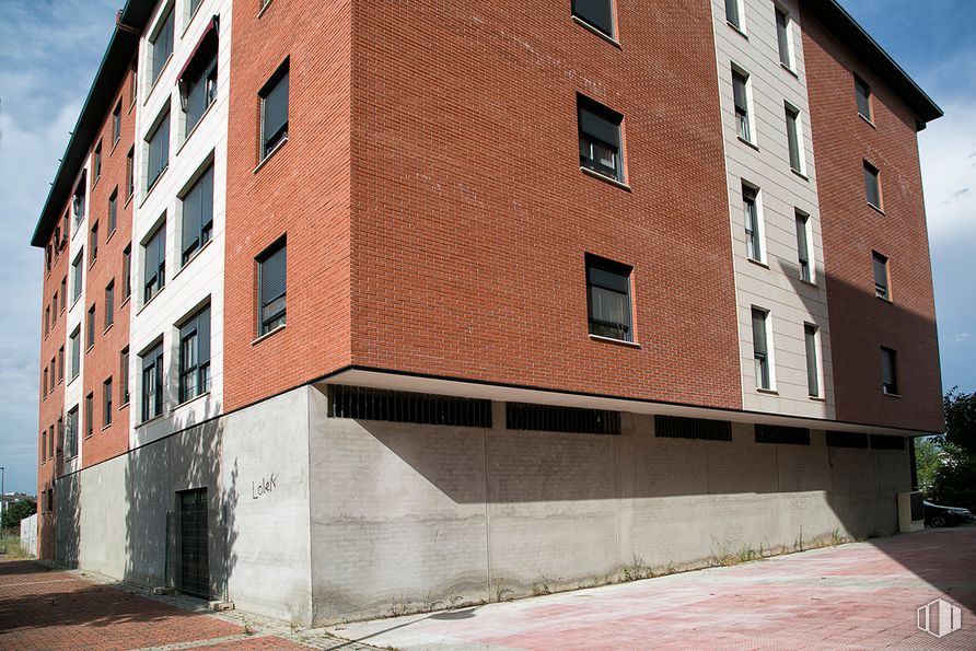 Retail for sale at Calle Comercio, 42, Talavera de la Reina, Toledo, 45600 with building, sky, window, property, fixture, architecture, urban design, brickwork, rectangle and brick around