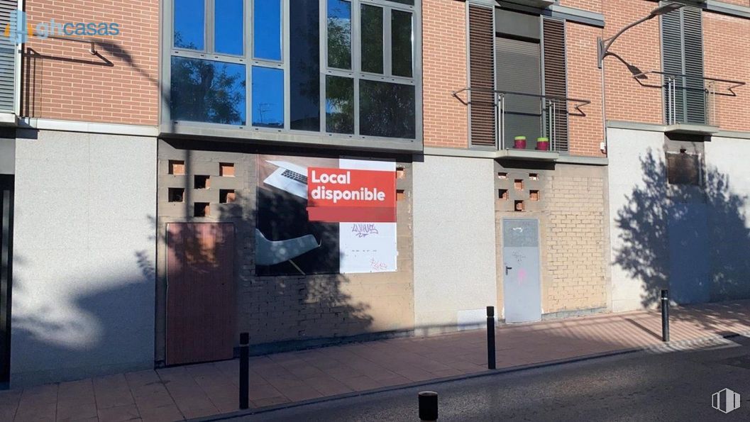 Retail for sale at Plaza Mártires Carmelitas, Guadalajara, 19001 with window, door, building, tree, brick, fixture, brickwork, road surface, facade and real estate around