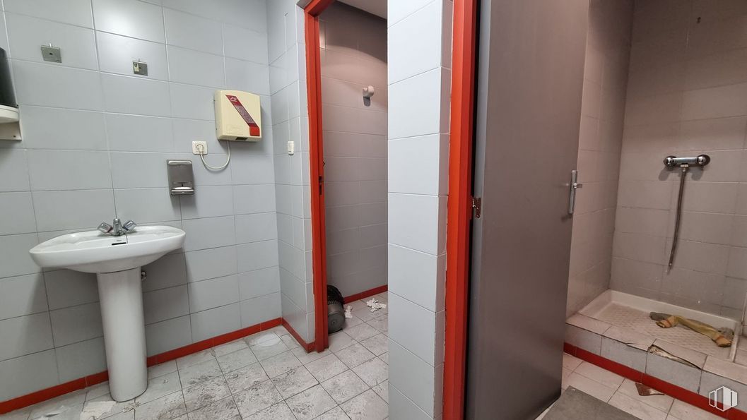 Nave en alquiler y venta en Edificio Indubuilding Goico, Calle Tomás Redondo, 2, Hortaleza, Madrid, 28033 con fregadero, propiedad, espejo, blanco, baño, accesorio de fontanería, accesorio, lavabo de baño, piso y edificio alrededor