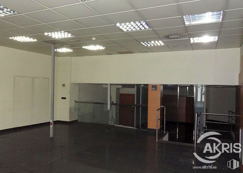 Local en venta en Avenida Fuenlabrada, Leganés, Madrid, 28912 con lámpara, puerta, alumbrado, suelos, hall, suelo, edificio, techo, vidrio y accesorio alrededor