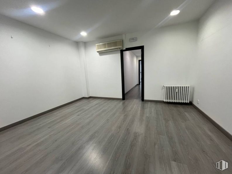 Oficina en alquiler en Calle San Bernardo, Chamberí, Madrid, 28015 con edificio, madera, accesorio, hall, suelo, suelos, suelo laminado, madera dura, techo y tinte para madera alrededor