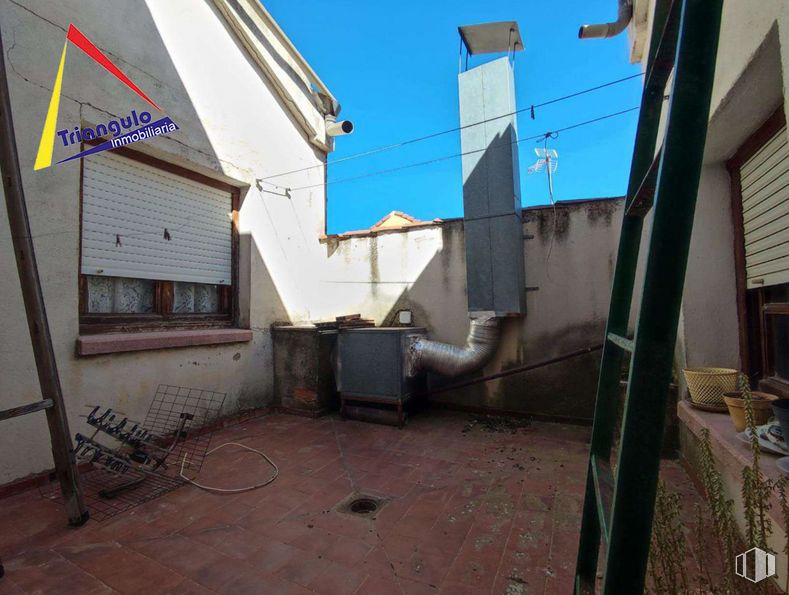 Retail for sale at Calle Tejedores, Segovia, 40004 with window, furniture, sky, building, house, neighbourhood, real estate, gas, facade and wood around