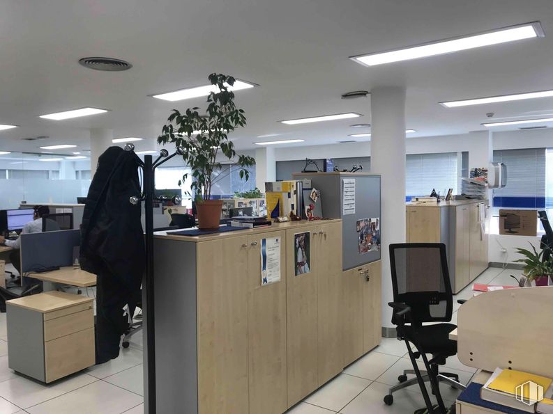 Oficina en alquiler y venta en Calle Francisco Gervás, 9, Alcobendas, Madrid, 28100 con silla, lámpara, ropa de calle, ropa, planta de interior, persona, alumbrado, planta, escritorio y edificio alrededor