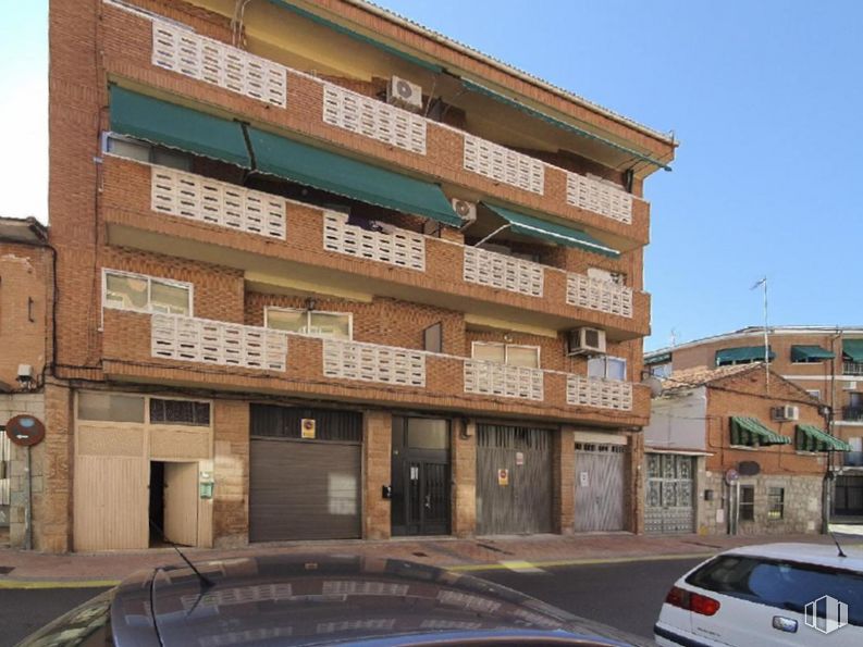 Retail for sale at Calle Matacán, 16, Colmenar Viejo, Madrid, 28770 with car, building, door, house, sky, property, window, automotive parking light, vehicle and architecture around