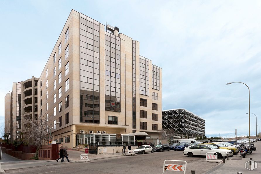 Oficina en alquiler y venta en Calle María Tubau, Fuencarral - El Pardo, Madrid, 28050 con coche, edificio, cielo, nube, luz de la calle, ventana, infraestructura, bloque de torre, vehículo y condominio alrededor