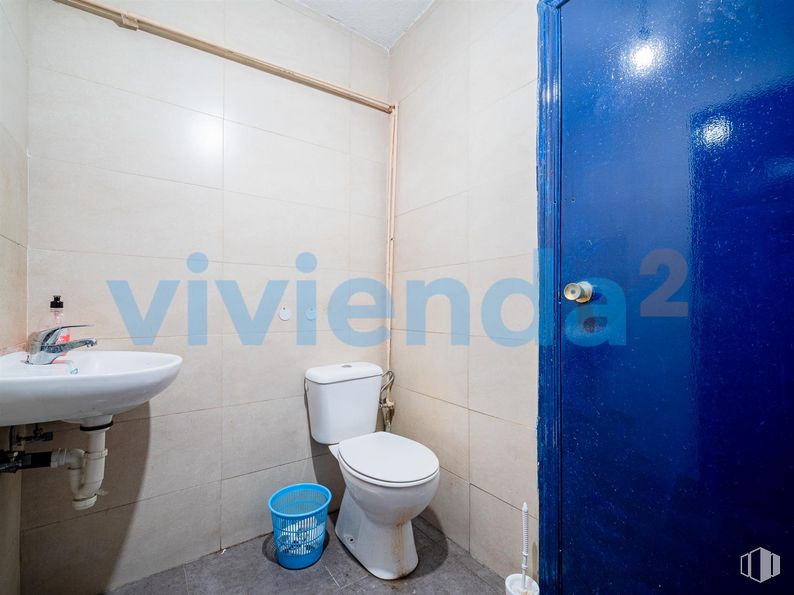 Local en venta en Calle Hermanos Machado, Ciudad Lineal, Madrid, 28017 con inodoro, fregadero, propiedad, azul, accesorios de fontanería, morado, cuarto de baño, azure, asiento del inodoro y fluido alrededor