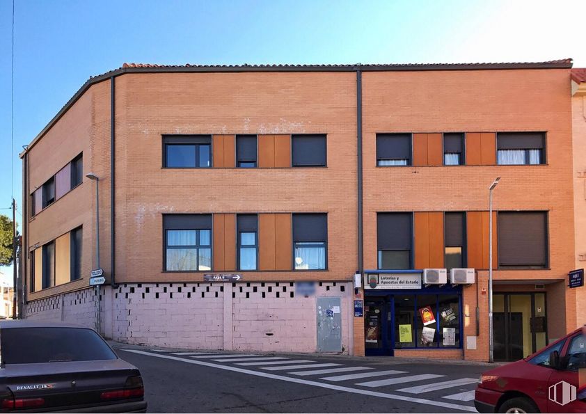 Retail for sale & for rent at Calle Comercio, Bargas, Toledo, 45593 with car, building, window, automotive parking light, land vehicle, property, sky, vehicle, motor vehicle and wheel around