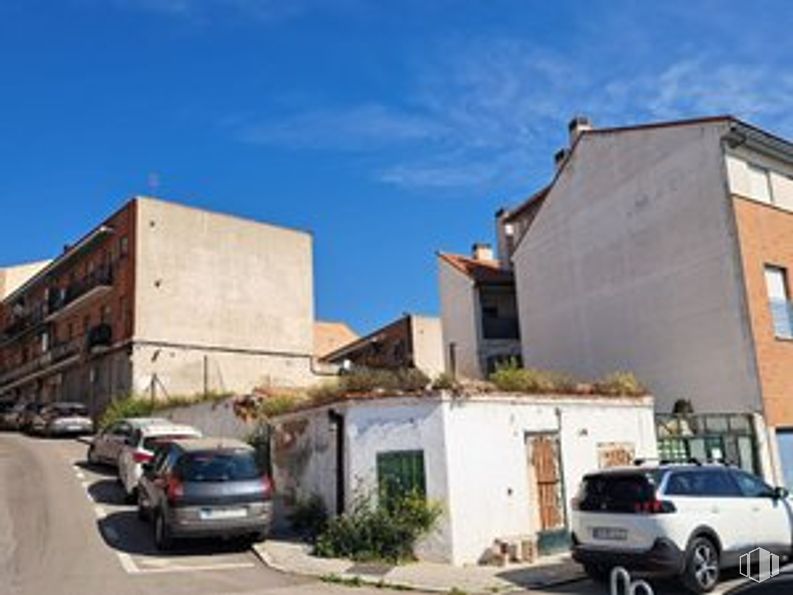 Suelo en venta en Calle Manuel Villarta, 19, Fuencarral - El Pardo, Madrid, 28034 con coche, casa, ventana, edificio, luz de estacionamiento, vehículo terrestre, cielo, planta, propiedad y rueda alrededor