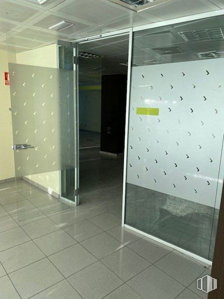 Retail for sale at Avenida Virgen Loreto, Torrejón de Ardoz, Madrid, 28850 with mirror, fixture, interior design, floor, composite material, material property, glass, building, flooring and ceiling around