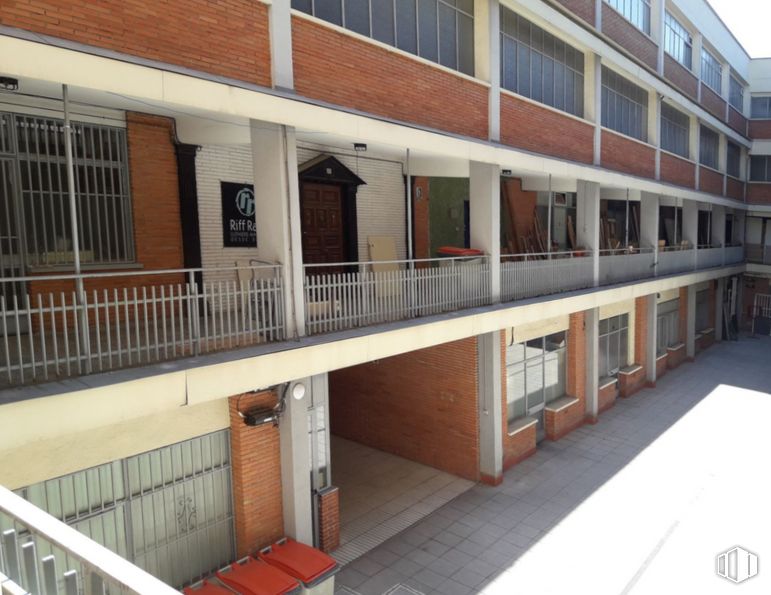 Local en venta en Ronda Toledo, Arganzuela, Madrid, 28005 con ventana, edificio, madera, diseño urbano, pared, barrio, propiedad material, inmobiliario, zona residencial y fachada alrededor