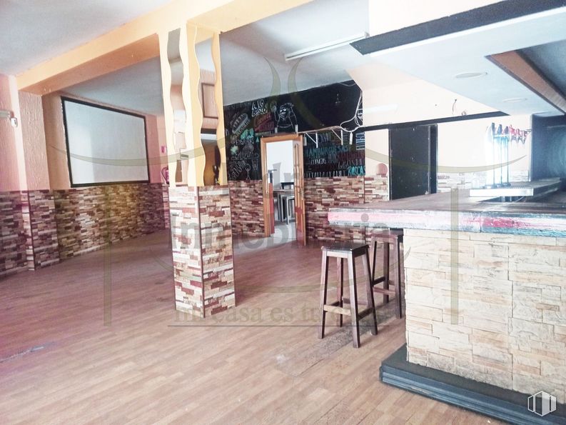 Retail for rent at Centro Urbano, San Sebastián de los Reyes, Madrid, 28700 with stool, furniture, window, table, wood, chair, interior design, building, flooring and living room around