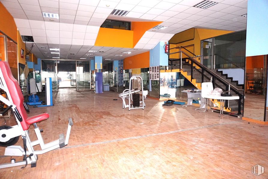 Retail for sale at Avenida Inmaculada Concepción, 50, Ávila, 05005 with flooring, wood, building, leisure, hall, hardwood, ceiling, engineering, room and physical fitness around