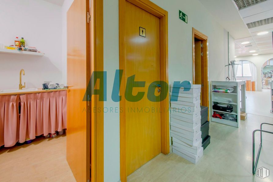 Oficina en venta en Calle San Romualdo, San Blas - Canillejas, Madrid, 28037 con mueble, suelos, suelo, interiorismo, techo, puerta, diseño, limpieza, madera dura y suelos de madera alrededor