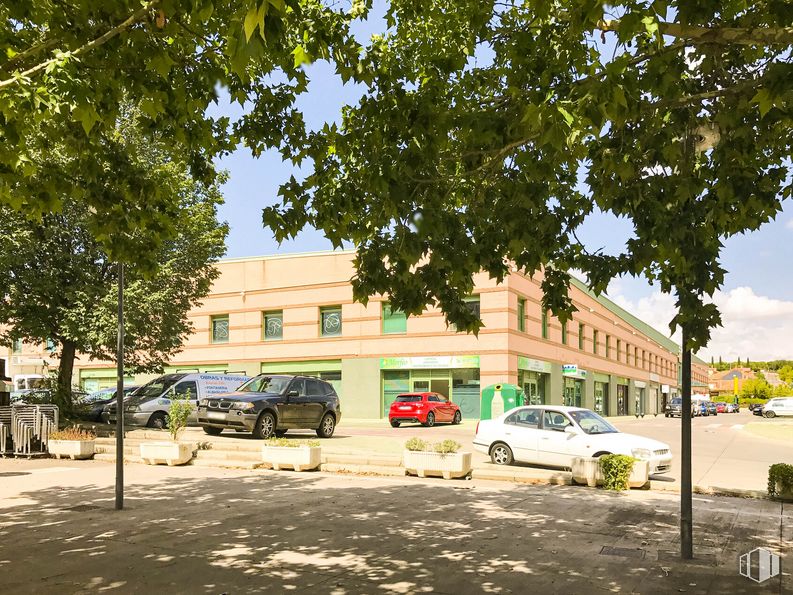 Oficina en alquiler en Calle Pinar, Meco, Madrid, 28880 con coche, edificio, rueda, neumático, vehículo terrestre, planta, vehículo, cielo, vehículo de motor y ventana alrededor