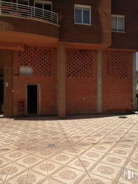 Retail for rent at Avenida Juan Carlos I, Cuenca, 16004 with window, door, building, property, wood, road surface, shade, floor, flooring and brickwork around