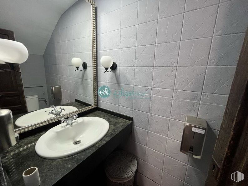 Retail for sale at Calle Cronista Lecea, Segovia, 40001 with sink, mirror, countertop, light fixture, lighting, tap, bathroom sink, plumbing fixture, bathroom and composite material around