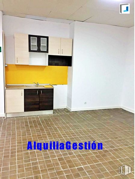 Local en alquiler y venta en Avenida Príncipe de Asturias, Alovera, Guadalajara, 19208 con ebanistería, alacena, suelos, interiorismo, suelo, madera, rectángulo, casa, accesorio y gas alrededor