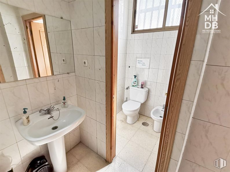 Local en venta en Zona Rosas, San Blas - Canillejas, Madrid, 28022 con inodoro, ventana, fregadero, marrón, grifo, accesorios de fontanería, espejo, lavabo, edificio y cuarto de baño alrededor