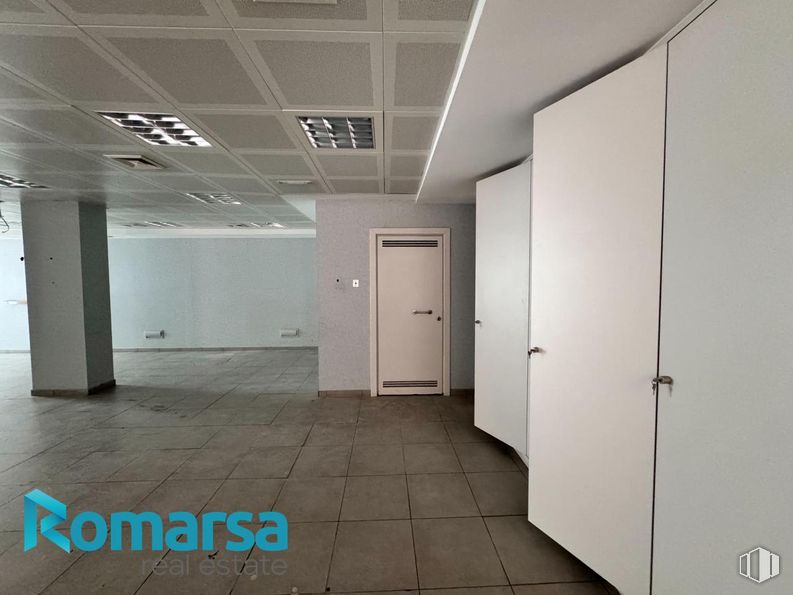 Retail for rent at Calle San Millán, Ávila, 05001 with door, fixture, floor, wall, flooring, hall, ceiling, building, glass and room around