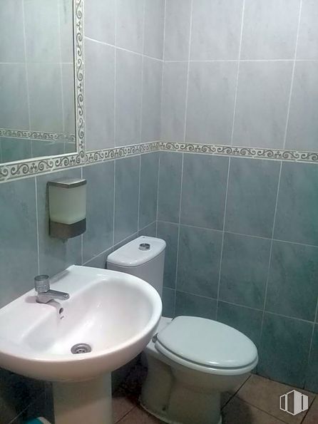 Retail for sale at Zona Francisco Aguirre, Talavera de la Reina, Toledo, 45600 with sink, toilet, property, plumbing fixture, toilet seat, white, bathroom, purple, tap and blue around