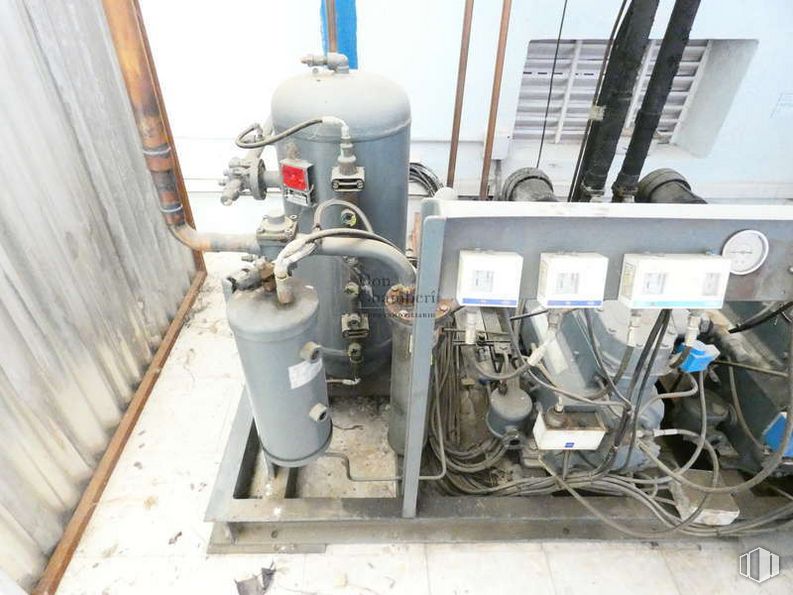 Industrial for sale at Carretera CM-5007, Valmojado, Toledo, 45940 with packaged goods, luggage & bags, gas, valve, machine, engineering, compressor, gas compressor, nut and plumbing valve around