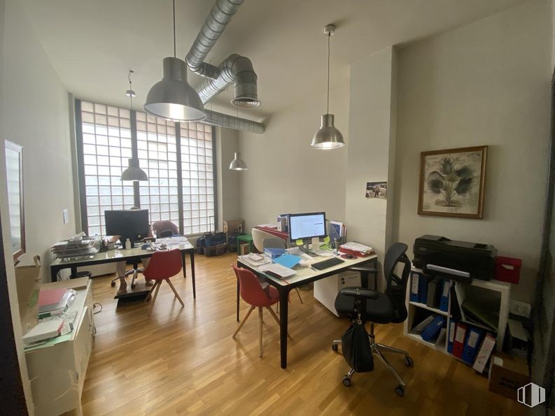 Local en alquiler y venta en Calle Duque de Sevilla, Chamartín, Madrid, 28002 con marco, silla, alumbrado, mesa, mueble, propiedad, ventana, ordenador personal, escritorio para computadora y edificio alrededor