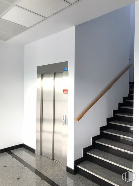 Oficina en alquiler en Calle Sofía, 10, Las Rozas de Madrid, Madrid, 28230 con puerta, edificio, escaleras, accesorio, pavimentos, piso, pared, rectángulo, madera y material compuesto alrededor