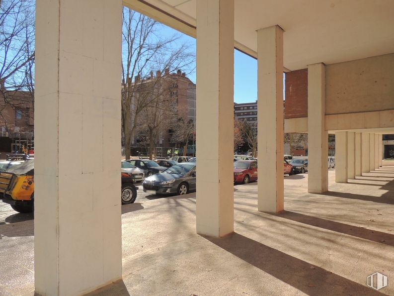 Retail for sale at Avenida del Ejército, 17, Guadalajara, 19003 with car, building, tire, wheel, plant, sky, shade, wood, tree and interior design around