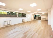 Office for rent at Torre del Retiro, Avenida Menéndez Pelayo, 67, Retiro, Madrid, 28009 with light fixture, lighting, window, fixture, wood, interior design, building, flooring, floor and hall around