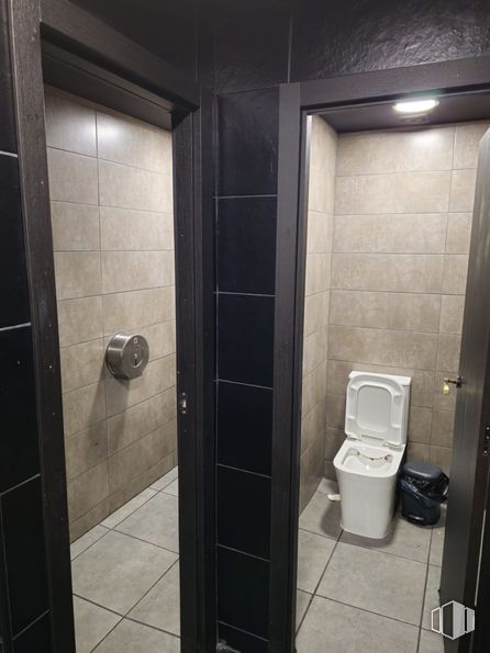 Local en alquiler en Avenida Viñuelas, 17, Tres Cantos, Madrid, 28760 con inodoro, bidé, cuarto de baño, accesorio, suelos, suelo, puerta, propiedad material, asiento del inodoro y tintes y matices alrededor