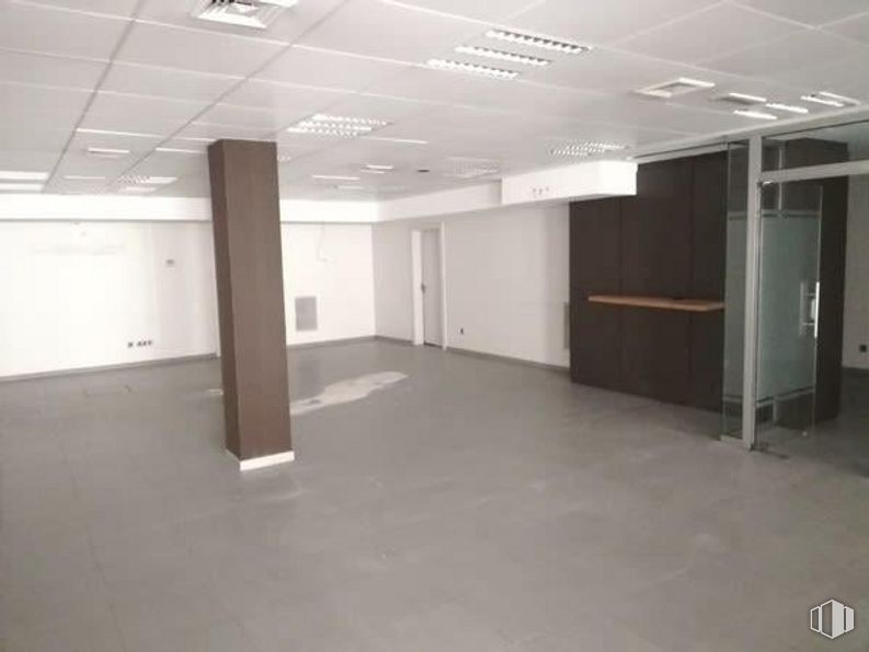 Retail for sale & for rent at Centro, Manzanares el Real, Madrid, 28410 with wardrobe, building, flooring, hall, floor, material property, event, ceiling, room and hardwood around