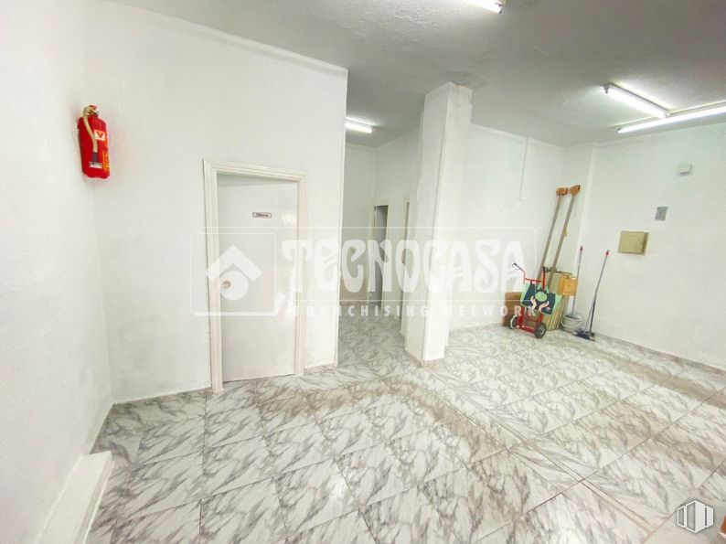 Local en venta en Zona Soto - Hospital, Móstoles, Madrid, 28935 con puerta, alumbrado, madera, suelo, diseño de interiores, piso, accesorio, comodidad, marco y madera alrededor