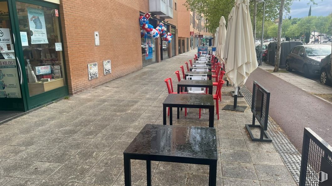 Retail for sale at Zona PAU Carabanchel, Carabanchel, Madrid, 28054 with car, table, coffee table, road surface, urban design, tree, sidewalk, flooring, leisure and city around