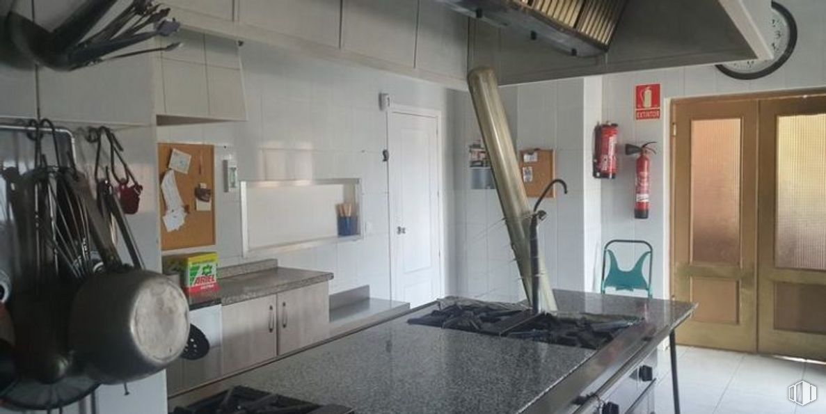 Retail for sale at Carretera Talavera, Alcaudete de la Jara, Toledo, 45662 with countertop, door, cabinetry, home appliance, clock, house, building, wood, flooring and kitchen appliance around