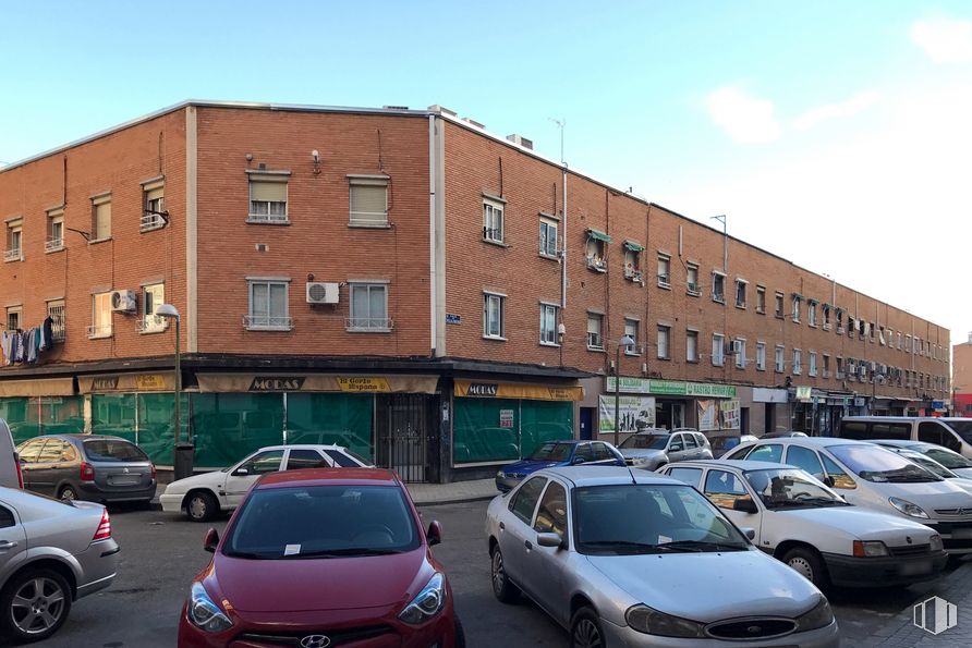 Local en venta en Calle Villajimena, 18, Vicálvaro, Madrid, 28032 con coche, neumático, edificio, rueda, luz de estacionamiento automotriz, vehículo terrestre, vehículo, cielo, placa de matrícula del vehículo y ventana alrededor