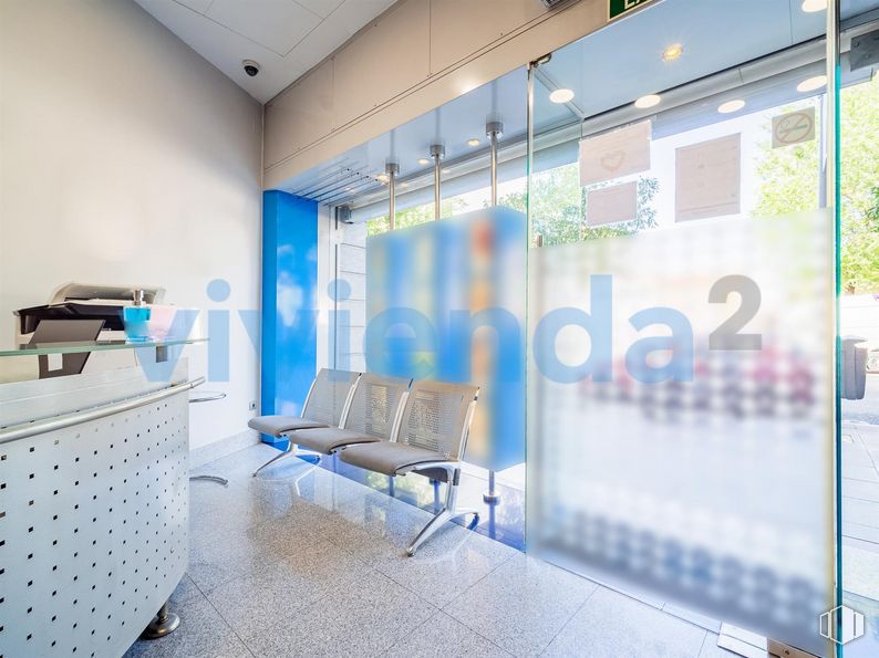 Local en alquiler y venta en Calle Bravo Murillo, Chamberí, Madrid, 28003 con silla, código de barras 2d, sofá, interiorismo, suelo, suelos, inmobiliario, techo, ocio y evento alrededor