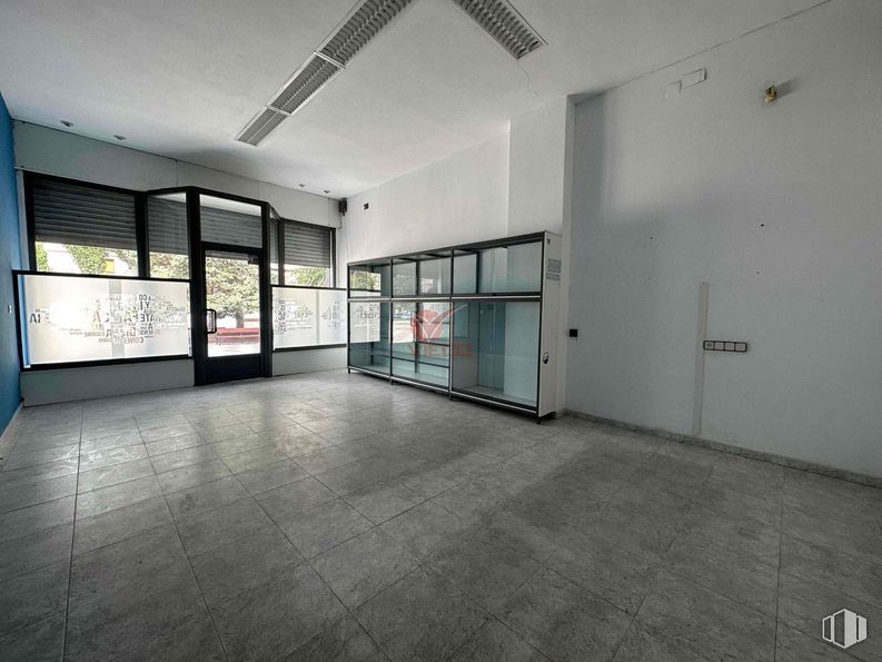 Retail for sale at Zona Centro, Cuenca, 16004 with cabinetry, window, fixture, hall, floor, flooring, building, wood, glass and ceiling around