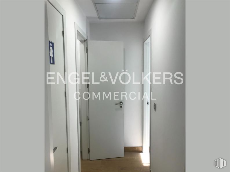 Local en venta en Calle Sangenjo, 16, Fuencarral - El Pardo, Madrid, 28034 con puerta, accesorio, asa, edificio, rectángulo, exterior del automóvil, ferretería doméstica, fuente, vidrio y techo alrededor