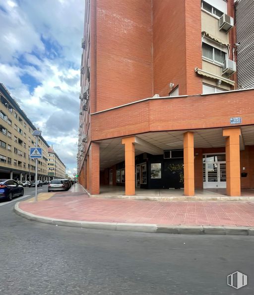 Local en alquiler y venta en Calle Dámaso Alonso, Alcalá de Henares, Madrid, 28806 con edificio, propiedad, nube, ventana, superficie de la carretera, diseño urbano, asfalto, cielo, ladrillo y pared alrededor