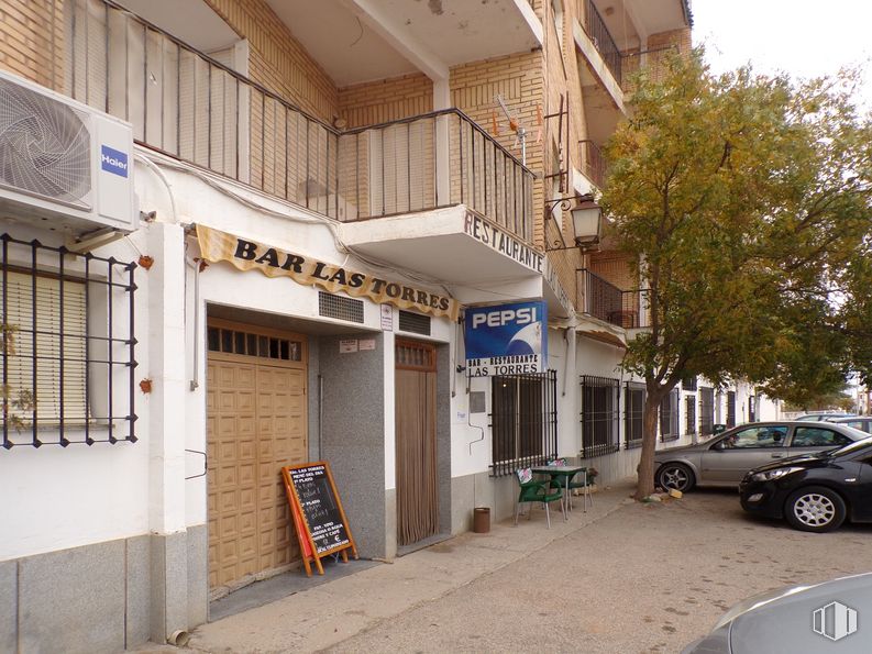 Retail for sale at Calle Convento, Tembleque, Toledo, 45780 with car, wheel, tire, window, property, building, plant, vehicle, neighbourhood and tree around