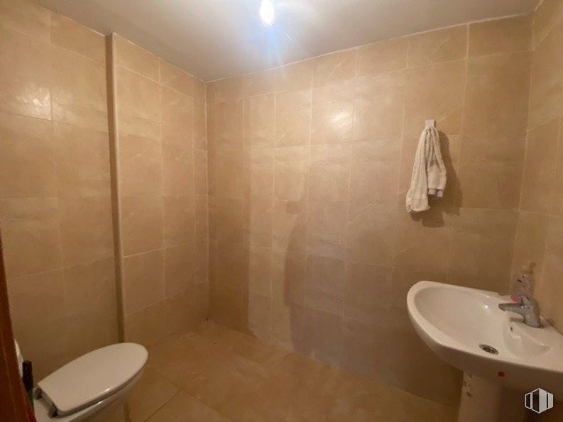 Retail for sale & for rent at Zona Centro, Bargas, Toledo, 45593 with sink, toilet, property, plumbing fixture, shower head, bathroom, black, shower, tap and fixture around